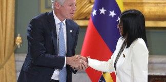 La presidenta encargada de Venezuela, Delcy Rodríguez (d), saludando al secretario de Energía de Estados Unidos, Chris Wright, durante una reunión en Caracas. Foto La Hora: EFE