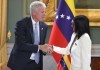 La presidenta encargada de Venezuela, Delcy Rodríguez (d), saludando al secretario de Energía de Estados Unidos, Chris Wright, durante una reunión en Caracas. Foto La Hora: EFE