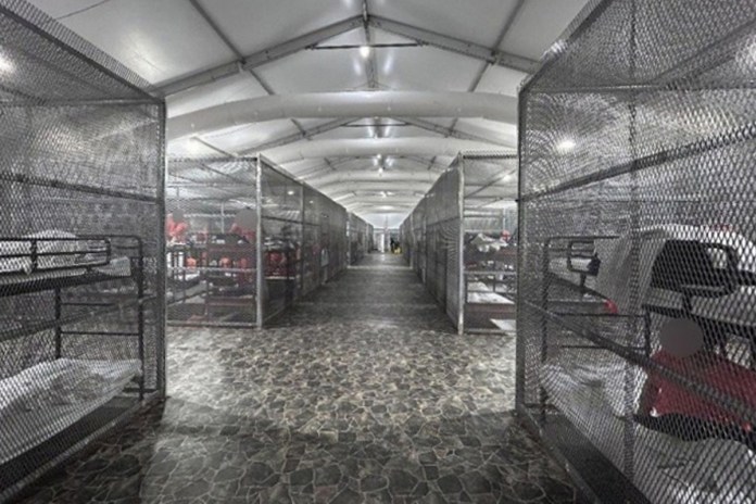 Reporte oficial constata uso de jaulas y otros abusos a inmigrantes en Alligator Alcatraz Fotografía tomada del informe oficial de la Oficina del Inspector General del Departamento de Seguridad Nacional que muestra jaulas metálicas para los migrantes detenidos en Alligator Alcatraz. Foto La Hora: EFE