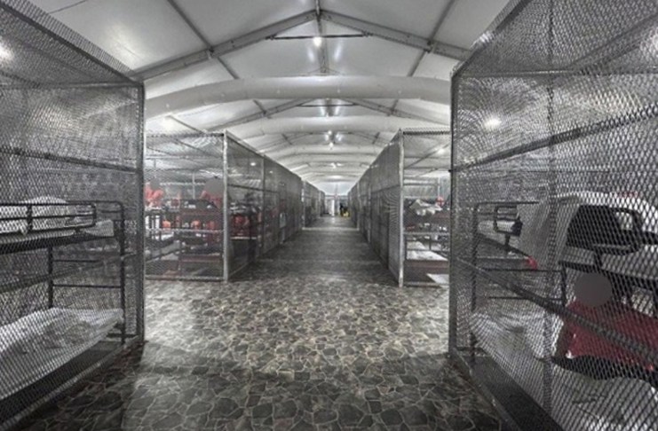 Fotografía tomada del informe oficial de la Oficina del Inspector General del Departamento de Seguridad Nacional que muestra jaulas metálicas para los migrantes detenidos en Alligator Alcatraz. Foto La Hora: EFE
