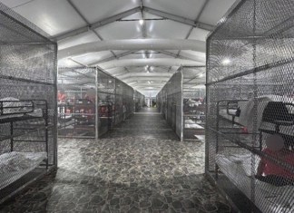 Investigación de EE. UU. revela hacinamiento y abusos en centro migratorio Alligator Alcatraz Fotografía tomada del informe oficial de la Oficina del Inspector General del Departamento de Seguridad Nacional que muestra jaulas metálicas para los migrantes detenidos en Alligator Alcatraz. Foto La Hora: EFE