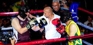 Fotografía tomada de la cuenta de Instagram @gobercaqueta de la Gobernación de Caquetá que muestra al gobernador de Caquetá, Luis Francisco Ruiz (d), y al alcalde de Florencia, Marlon Monsalve (i), durante una pelea de boxeo. Foto La Hora: EFE