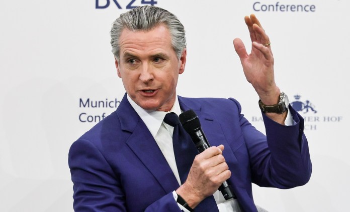California prohíbe algoritmos y funciones adictivas en redes sociales para menores Imagen de archivo del gobernador de California, Gavin Newsom. Foto La Hora: EFE