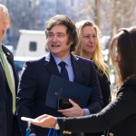 Fotografía de archivo donde aparece el presidente de Argentina, Javier Milei (c). Foto La Hora: EFE