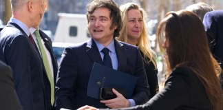 Argentina comprará cuatro helicópteros Black Hawk a EE. UU. por USD 140 millones Fotografía de archivo donde aparece el presidente de Argentina, Javier Milei (c). Foto La Hora: EFE