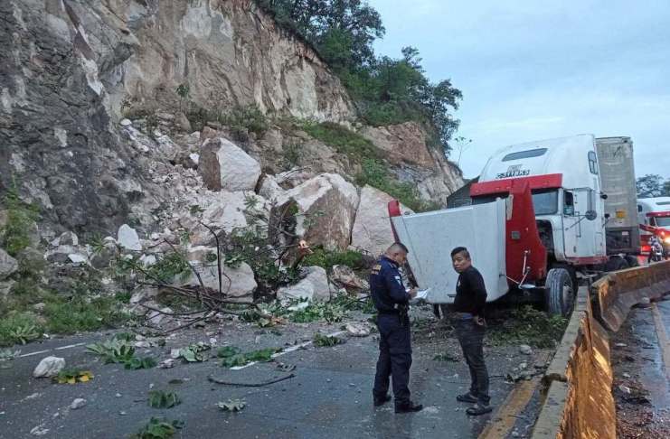 Un derrumbe en el km 27 de la ruta al Atlántico, con jurisdicción en Palencia, complica el tráfico hacia el Norte del país.