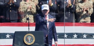 El presidente de Estados Unidos, Donald Trump, habla en un acto organizado por la fundación Tunnel to Towers. Foto La Hora: EFE