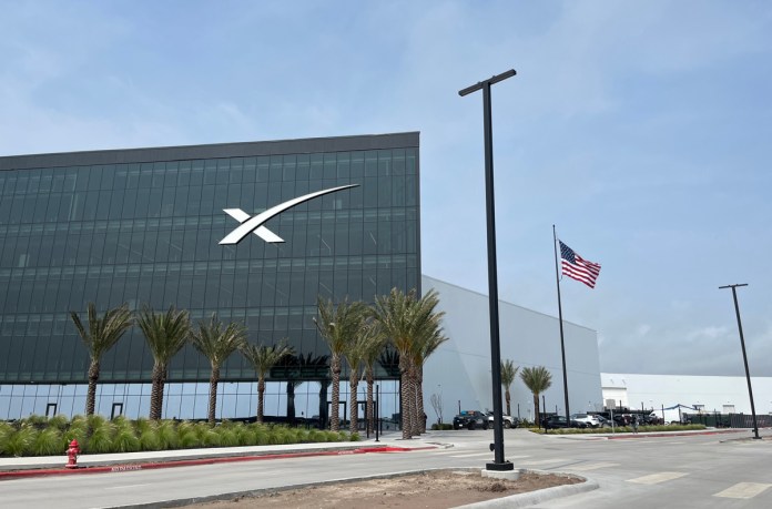 Corte de EE.UU. permite entregar a SpaceX tierras de un refugio de vida silvestre en Texas Fotografía del edificio de la empresa aeroespecial SpaceX en la ciudad de Starbase a las afueras de Brownsville, en el sur de Texas. Foto La Hora: EFE