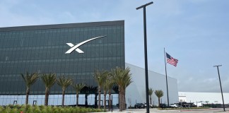Corte de Texas permite entregar tierras de un refugio natural a SpaceX pese a demanda ambiental Fotografía del edificio de la empresa aeroespecial SpaceX en la ciudad de Starbase a las afueras de Brownsville, en el sur de Texas. Foto La Hora: EFE
