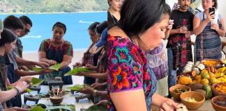 A orillas del Lago Atitlán, Anita enseña cocina guatemalteca a extranjeros