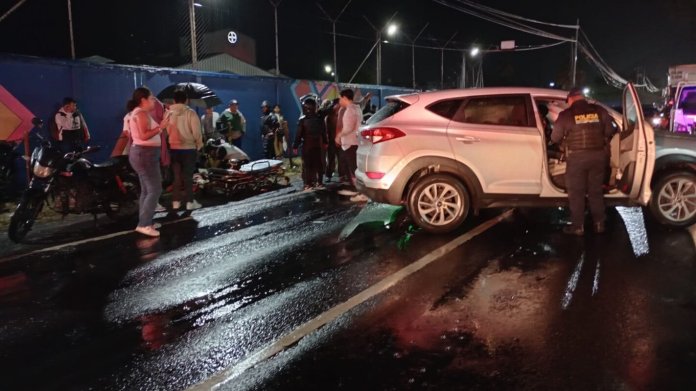 Seis personas resultaron heridas durante un accidente vial registrado en el km 29.5 al Pacífico. Foto La Hora: Bomberos Voluntarios