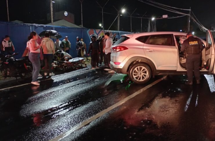 Seis personas resultaron heridas durante un accidente vial registrado en el km 29.5 al Pacífico. Foto La Hora: Bomberos Voluntarios
