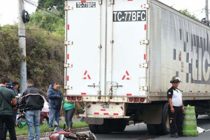 Accidente de tránsito registrado en el bulevar San Cristobal. Foto La Hora: Bomberos Voluntarios