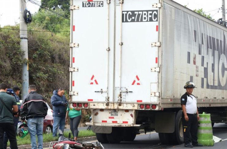 Fallece motorista en Ciudad San Cristóbal y genera fuerte congestionamiento Accidente de tránsito registrado en el bulevar San Cristobal. Foto La Hora: Bomberos Voluntarios