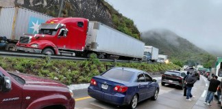 Un accidente de tránsito en la ruta al Atlántico, en San Antonio La Paz, El Progreso, desencadenó una larga fila de al menos 20 kilómetros.