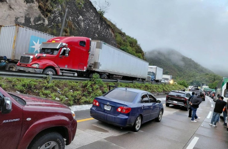 Un accidente de tránsito en la ruta al Atlántico, en San Antonio La Paz, El Progreso, desencadenó una larga fila de al menos 20 kilómetros.