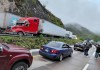 Viajeros llevan horas atrapados en la ruta al Atlántico tras accidente que dejó fallecidos Un accidente de tránsito en la ruta al Atlántico, en San Antonio La Paz, El Progreso, desencadenó una larga fila de al menos 20 kilómetros.