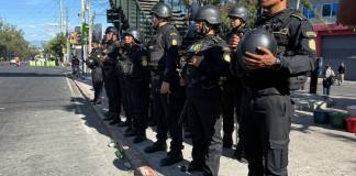 Agentes de la PNC frente a la colonia Bethania por bloqueo en el periférico. Foto La Hora: Roberto Cordón