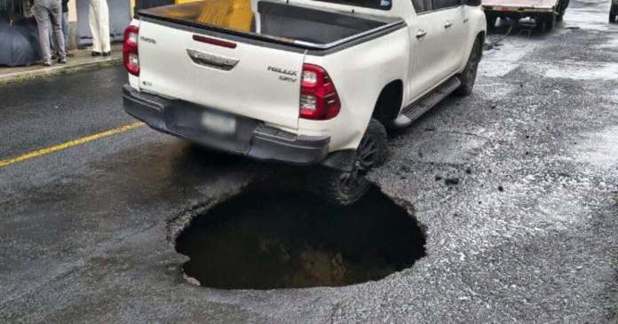 Alertan de hundimiento en colonia Pablo VI en Mixco en el mismo sector reportado hace 2 anos Alertan de hundimiento en colonia Pablo VI, en Mixco, en el mismo sector reportado hace 2 años