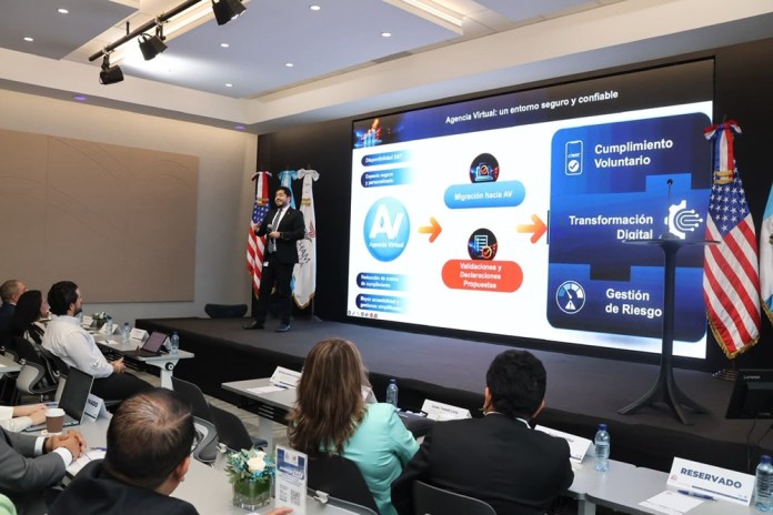 AmChamSP26 Autoridades de la SAT entablaron una discusión con empresarios para esclarecer dudas. Foto La Hora: cortesía