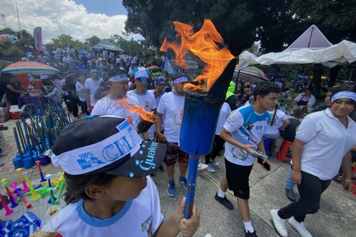 Guatemaltecos se hacen presentes en el Obelisco para encender el fuego de las antorchas patrias. Foto: José Orozco/ La Hora