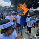 Guatemaltecos se hacen presentes en el Obelisco para encender el fuego de las antorchas patrias. Foto: José Orozco/ La Hora