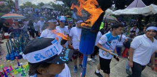Guatemaltecos se hacen presentes en el Obelisco para encender el fuego de las antorchas patrias. Foto: José Orozco/ La Hora