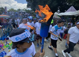 Guatemaltecos se hacen presentes en el Obelisco para encender el fuego de las antorchas patrias. Foto: José Orozco/ La Hora