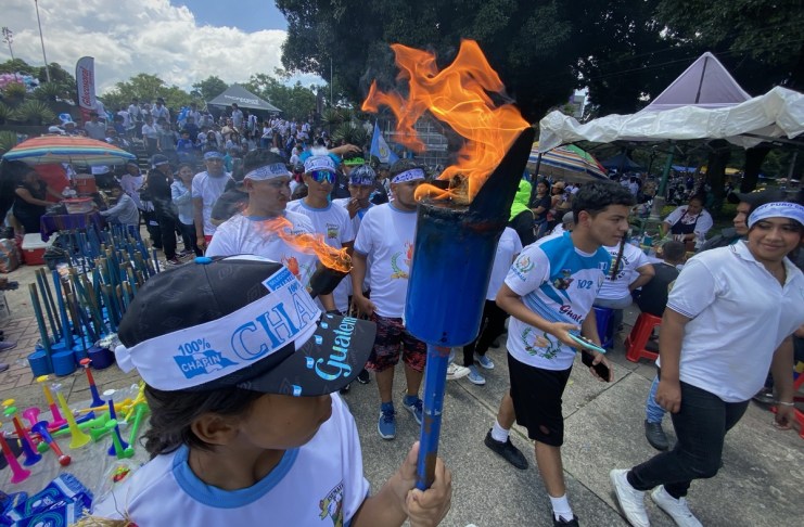 Guatemaltecos se hacen presentes en el Obelisco para encender el fuego de las antorchas patrias. Foto: José Orozco/ La Hora