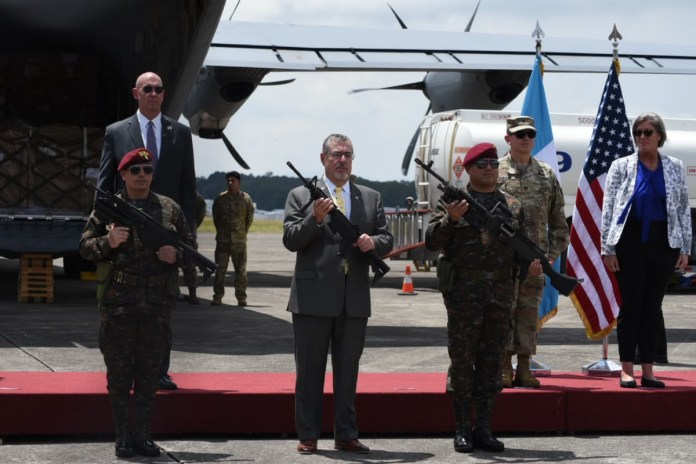 Fuentes que pidieron no ser citadas aclarán que la decisión de que el presidente tomara en sus manos un arma fue meramente protocolo.