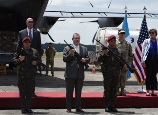 Secretaría no da claridad de quién fue la sugerencia de que Arévalo sostuviera el fusil Fuentes que pidieron no ser citadas aclarán que la decisión de que el presidente tomara en sus manos un arma fue meramente protocolo.