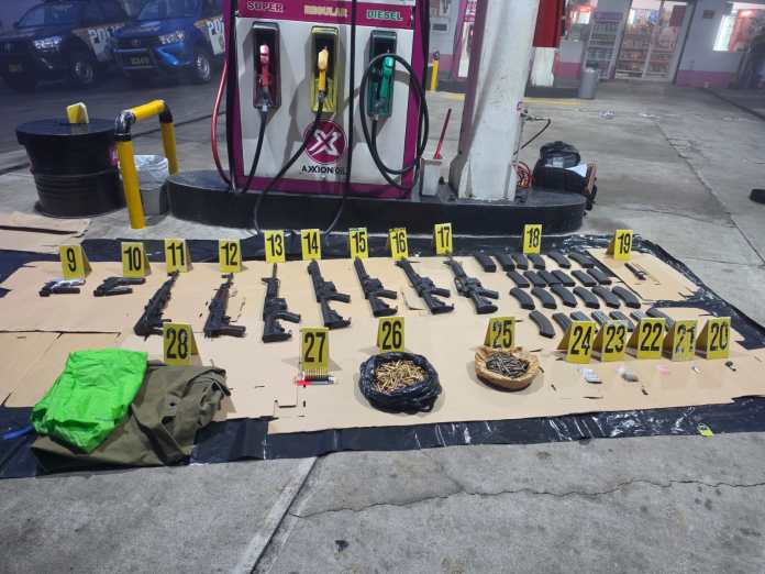 Arsenal El arsenal incautado por la PNC durante un operativo en Santa Elena Barillas, Villa Canales, incluía siete fusiles y dos pistolas.