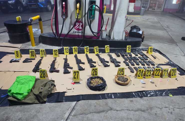 El arsenal incautado por la PNC durante un operativo en Santa Elena Barillas, Villa Canales, incluía siete fusiles y dos pistolas.