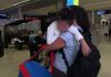 Niño guatemalteco de 3 años viaja a Guatemala tras deportación de sus padres en Estados Unidos. Foto La Hora: Telemundo.