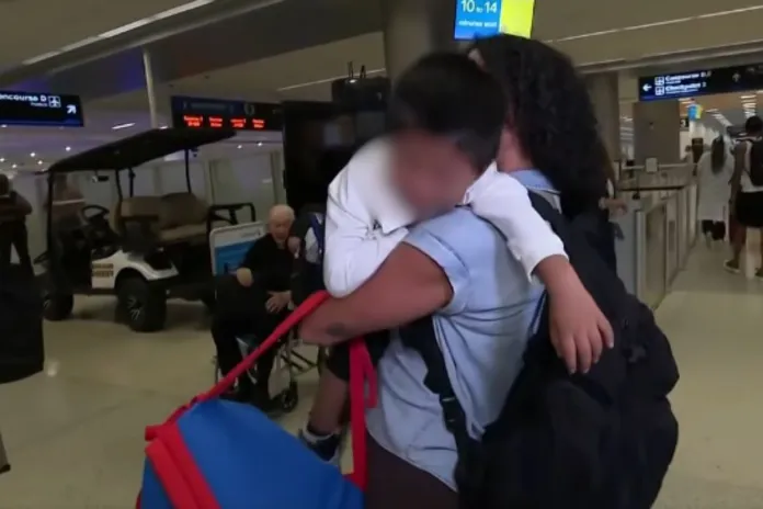 Artes LH (14) Niño guatemalteco de 3 años viaja a Guatemala tras deportación de sus padres en Estados Unidos. Foto La Hora: Telemundo.