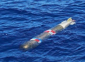 Hallan torpedo inerte utilizado en prácticas de guerra antisubmarina frente a costas de México torpedo de prácticas hallado frente a Ensenada. Foto La Hora: RR. SS.