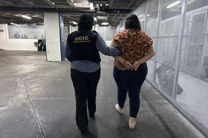Artes LH (40) Abogada capturada por presunto fraude inmobiliario en zona 10. Foto La Hora: PNC.