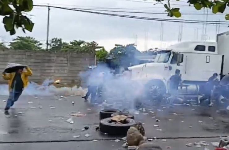 Ruta liberada en el km 168 de Cuyotenango tras enfrentamientos; varias personas atendidas por intoxicación Ruta CA-2, en el kilómetro 168, jurisdicción de Cuyotenango, Suchitepéquez. Foto La Hora: Último Estado.