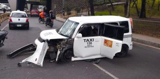Taxista abandona vehículo con varios heridos tras accidente en el bulevar Liberación Taxista huye tras accidente en bulevar Liberación. Foto La Hora: Amílcar Montejo.