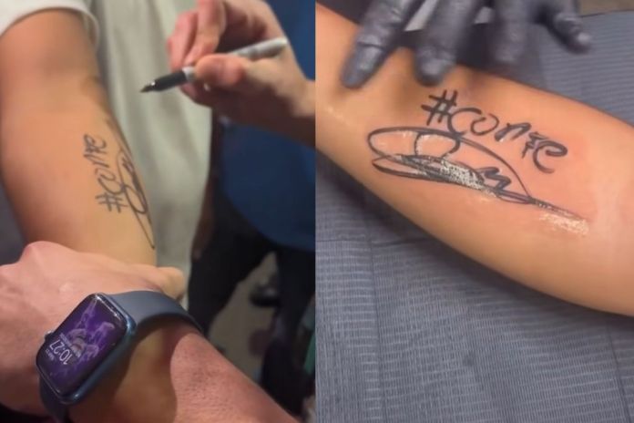 Artes LH (44) Fan de Lester Martínez se tatúa su firma. Foto La Hora: ProBoxTV.