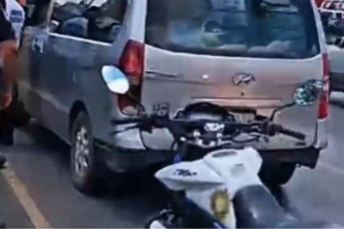 Ataque armado contra microbús provoca cierres en zona 7. Foto La Hora: PMT.
