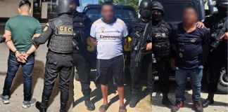 PNC captura a tres presuntos integrantes de “Los Cazadores” durante allanamientos en Petén. Foto La Hora: PNC.