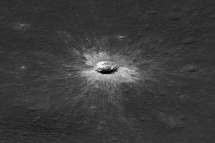 Un impacto dejó un cráter de 222 metros en la Luna y el LRO logró detectarlo. Foto La Hora: La Nasa.