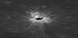 La NASA descubre un nuevo cráter en la Luna tras impacto de un asteroide Un impacto dejó un cráter de 222 metros en la Luna y el LRO logró detectarlo. Foto La Hora: La Nasa.