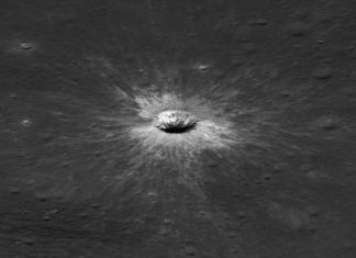 La NASA descubre un nuevo cráter en la Luna tras impacto de un asteroide Un impacto dejó un cráter de 222 metros en la Luna y el LRO logró detectarlo. Foto La Hora: La Nasa.