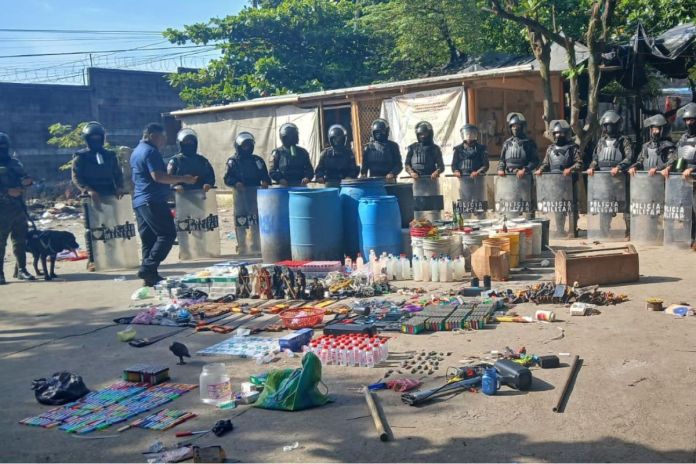 Artes LH (55) Requisa en cárcel de Puerto Barrios deja decomiso de posibles drogas, celulares y más de mil encendedores. Foto La Hora: Ejército.