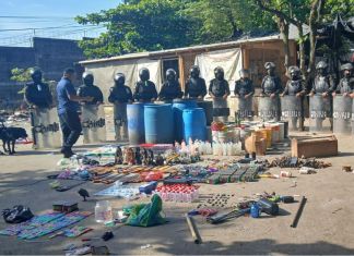 Requisa en cárcel de Puerto Barrios deja decomiso de posibles drogas, celulares y más de mil encendedores. Foto La Hora: Ejército.