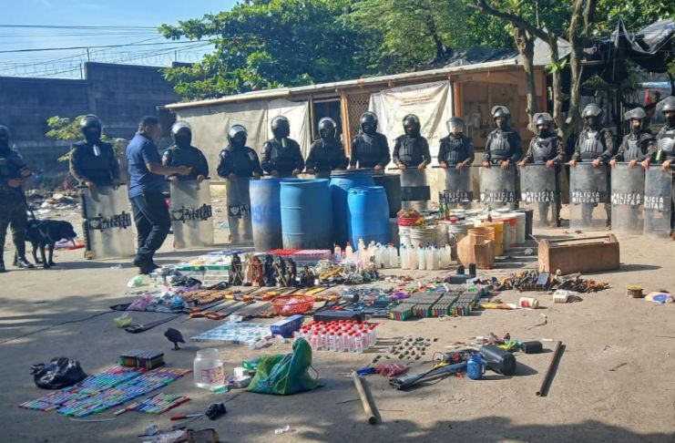 Requisa en cárcel de Puerto Barrios deja decomiso de posibles drogas, celulares y más de mil encendedores. Foto La Hora: Ejército.