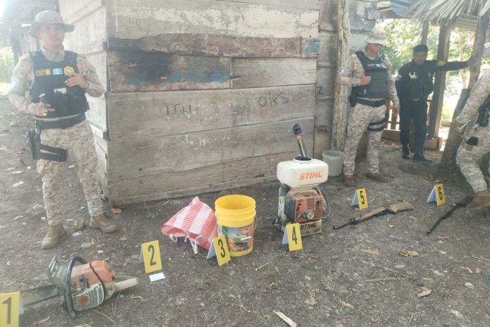 Capturan a dos hombres en Laguna del Tigre con armas y carne de animal silvestre. Foto La Hora: PNC.