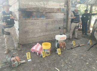 Capturan a dos hombres en Laguna del Tigre con armas y carne de animal silvestre. Foto La Hora: PNC.